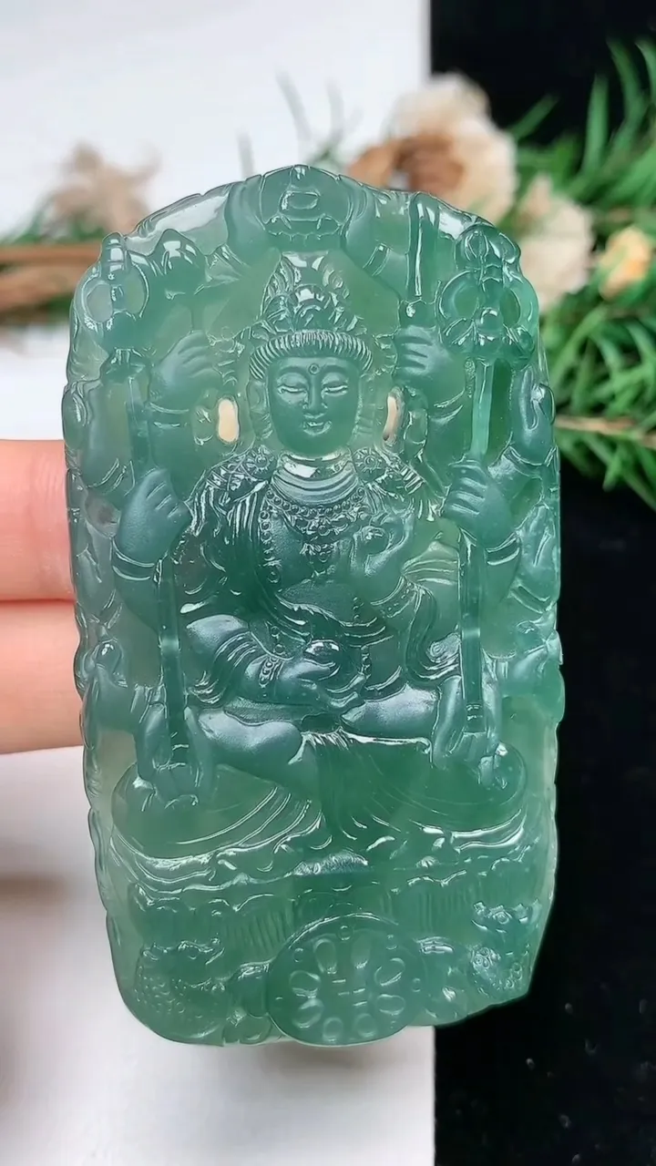 天然A货翡翠蓝水千手观音吊坠，尺寸70.7-40.4-6.9，重量:46.28g
2月5日