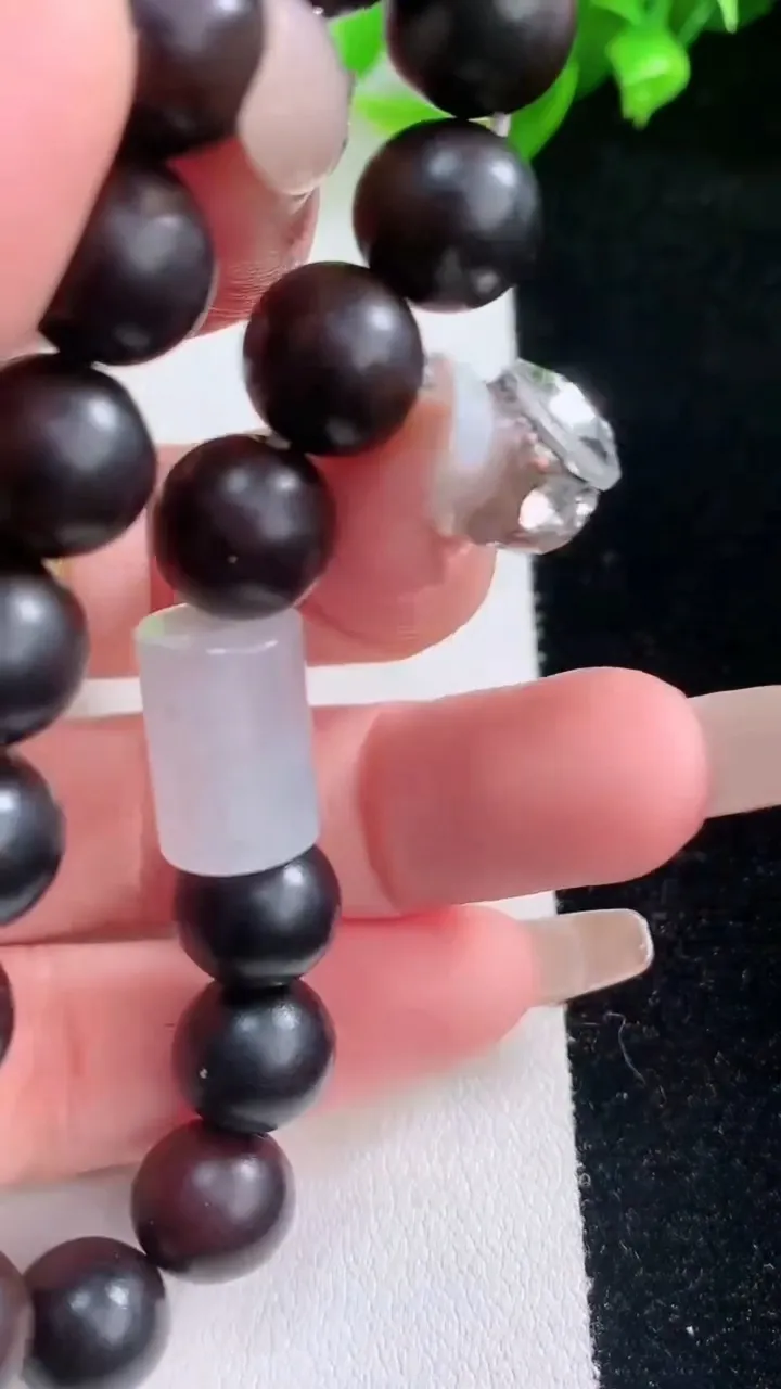 天然A货翡翠路路通檀香圆珠手串，尺寸13.3-9.3，重量:13.12g
2月5日