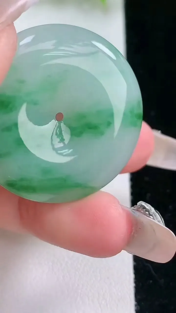 天然A货翡翠平安扣吊坠，尺寸33.5-5.8，重量:14.03g
2月5日