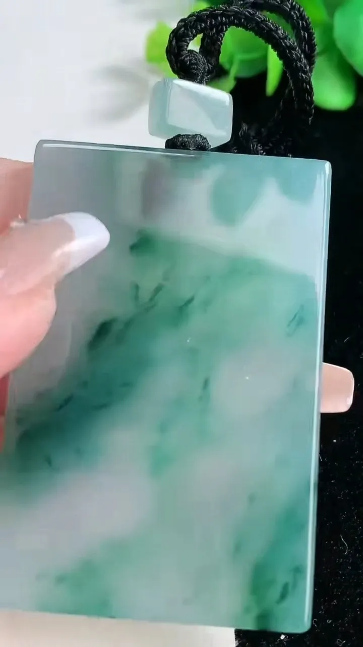 天然A货翡翠种飘花无事牌吊坠，尺寸61.7-40.5-5.6，重量:52.43g
2月5日