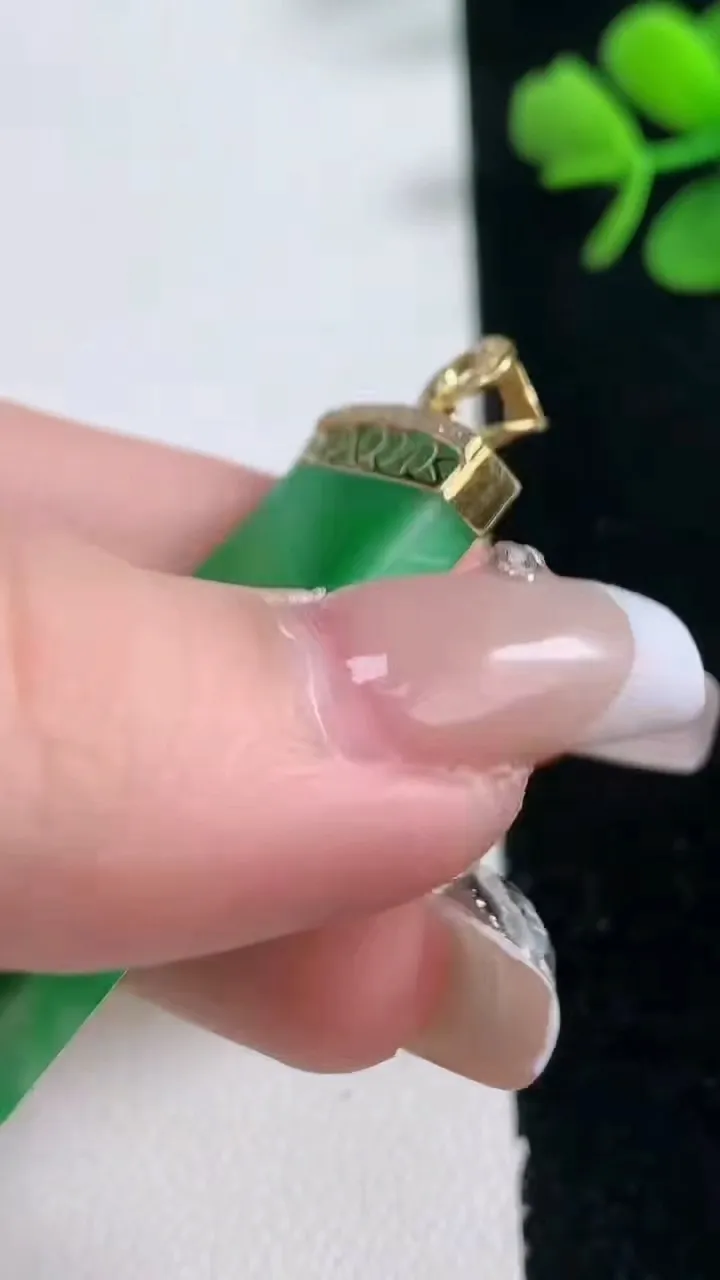 天然A货翡翠无事牌吊坠，尺寸43.8-21.2-3.3，重量:10.39g
2月5日