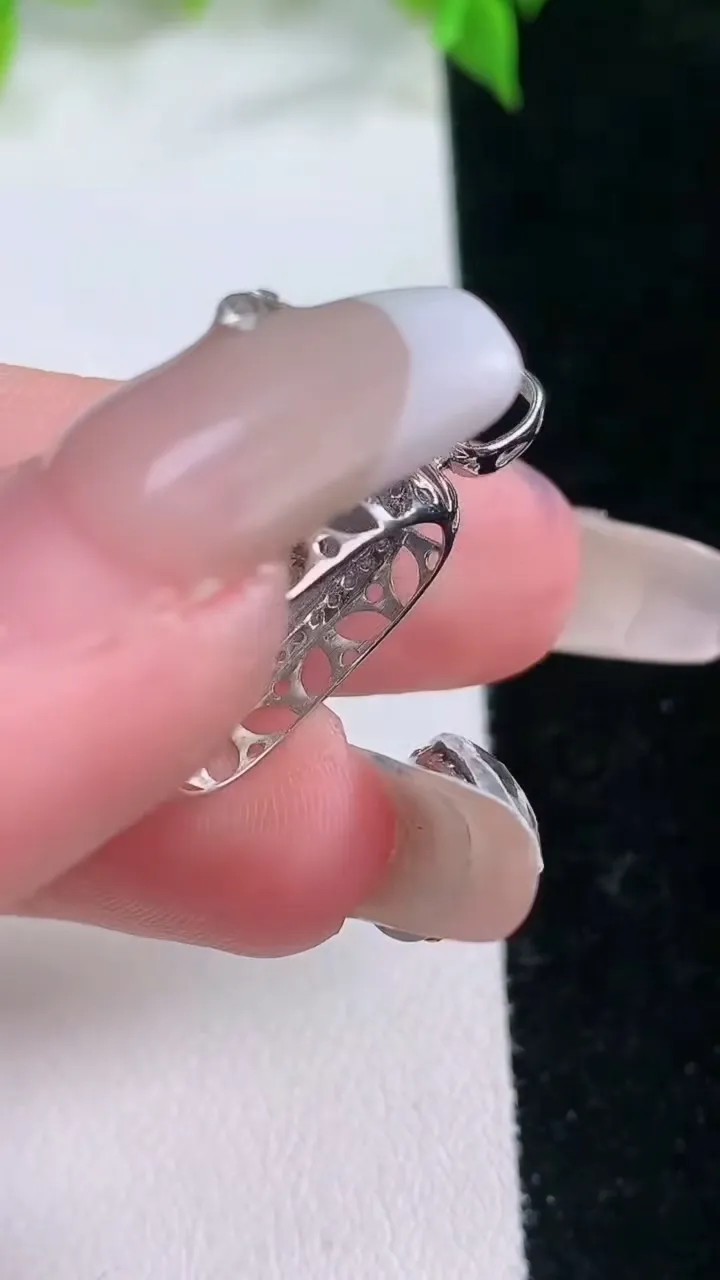 天然A货翡翠金枝玉叶 叶子吊坠，尺寸26.8-12.3-7.8，裸石17-10重量:3.30g
2月5日