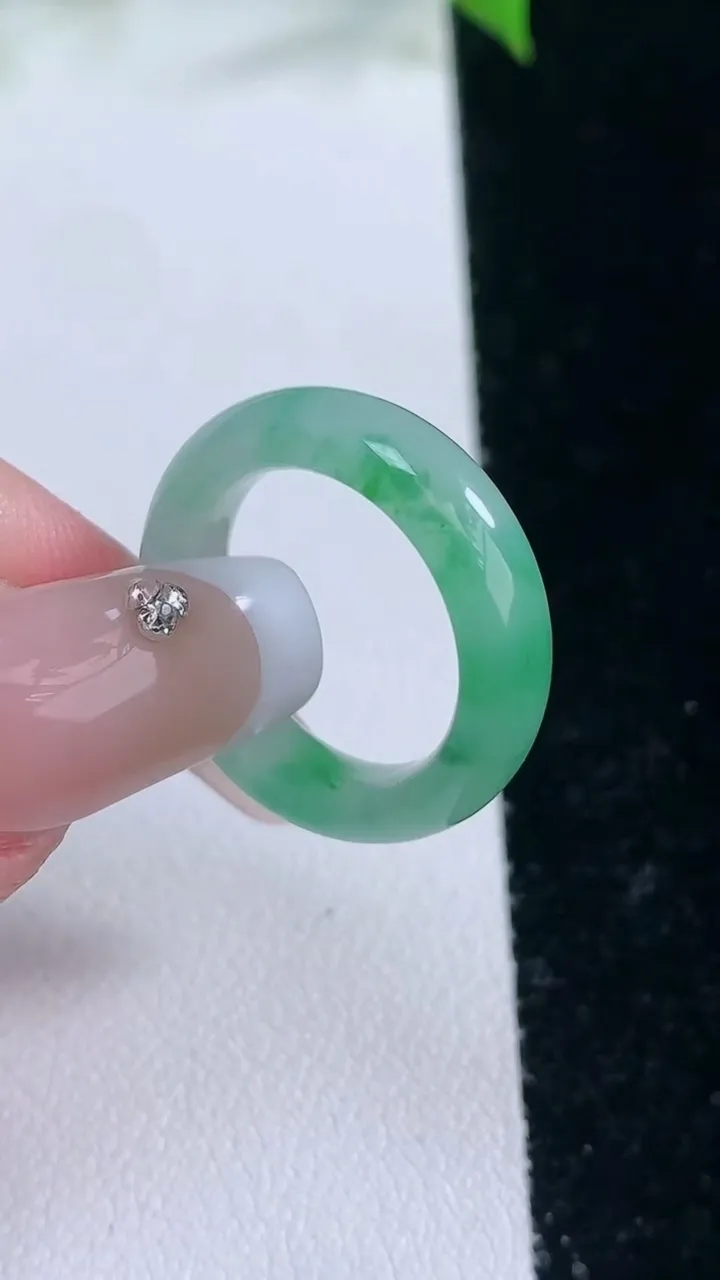 天然A货翡翠指环戒指，尺寸15.4-5-2.8，重量:2.28g2026年2月5日
工厂直销收藏佳品