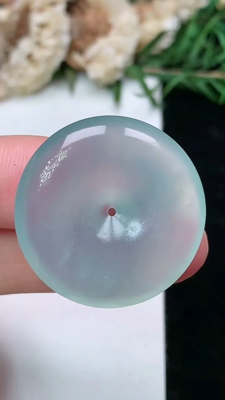 天然A货翡翠平安扣吊坠，尺寸27-5.5，重量:8.01g
2月5日