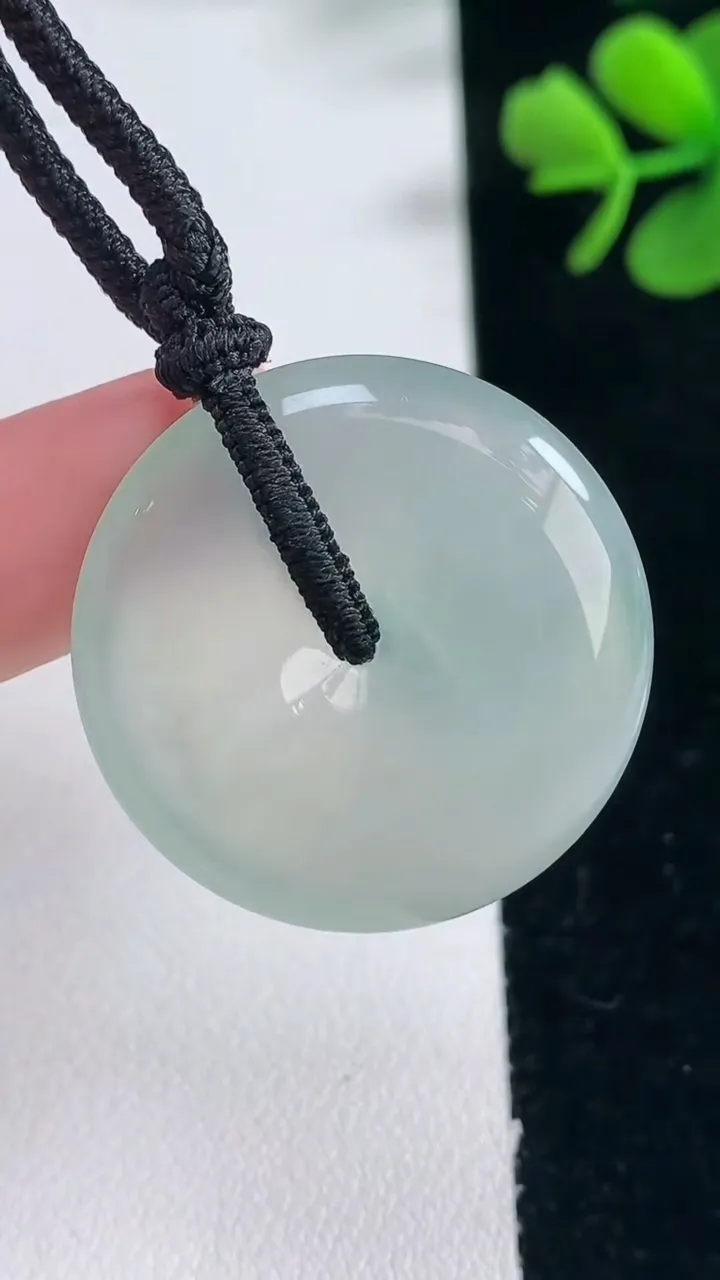 天然A货翡翠平安扣吊坠，尺寸29.7-6.3，重量:14.89g
2月5日