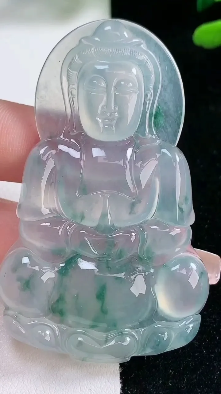 天然A货翡翠种飘花观音菩萨吊坠，尺寸66.4-40.8-5.7，重量:26.63g
2月5日