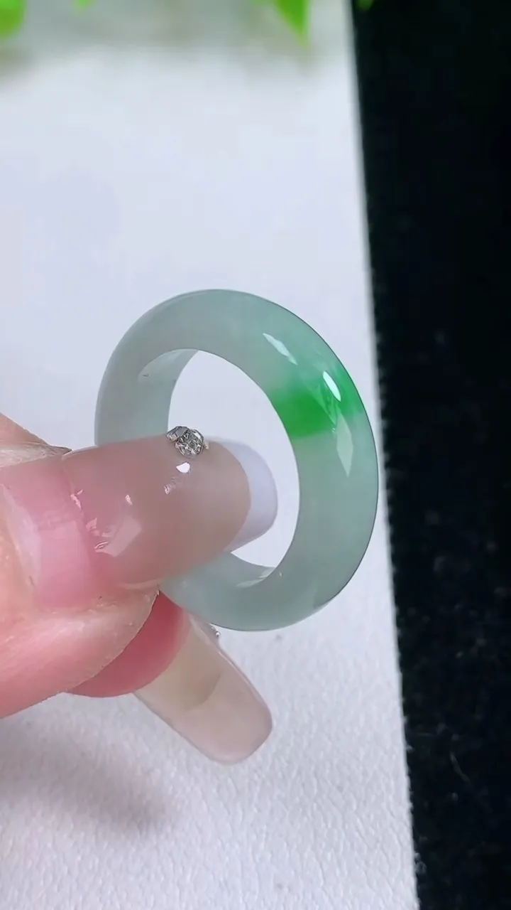 天然A货翡翠指环戒指，尺寸17.3-5.5-3.2，重量:4.22g2026年2月5日
工厂直销收藏佳品,种好水足，色泽均匀，有种有色，上手高大气！