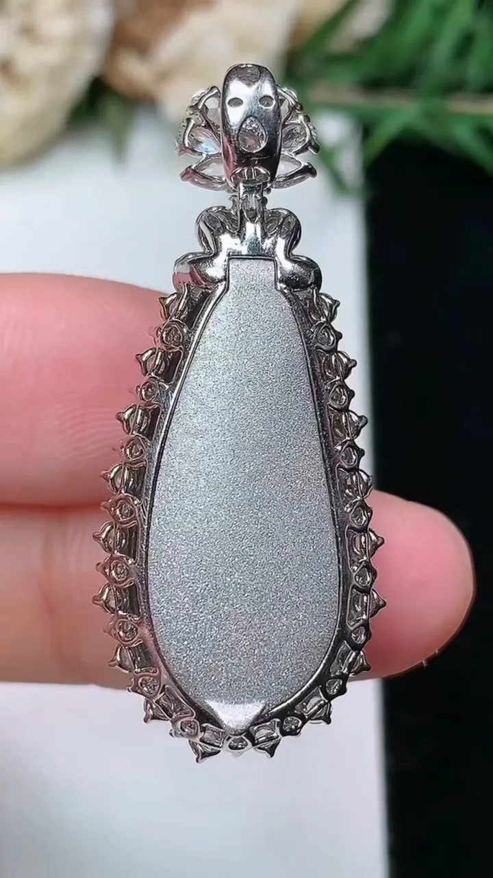 天然A货翡翠福瓜吊坠，尺寸38-16-9.8，裸石25-11.8，重量:7.28g
2月5日