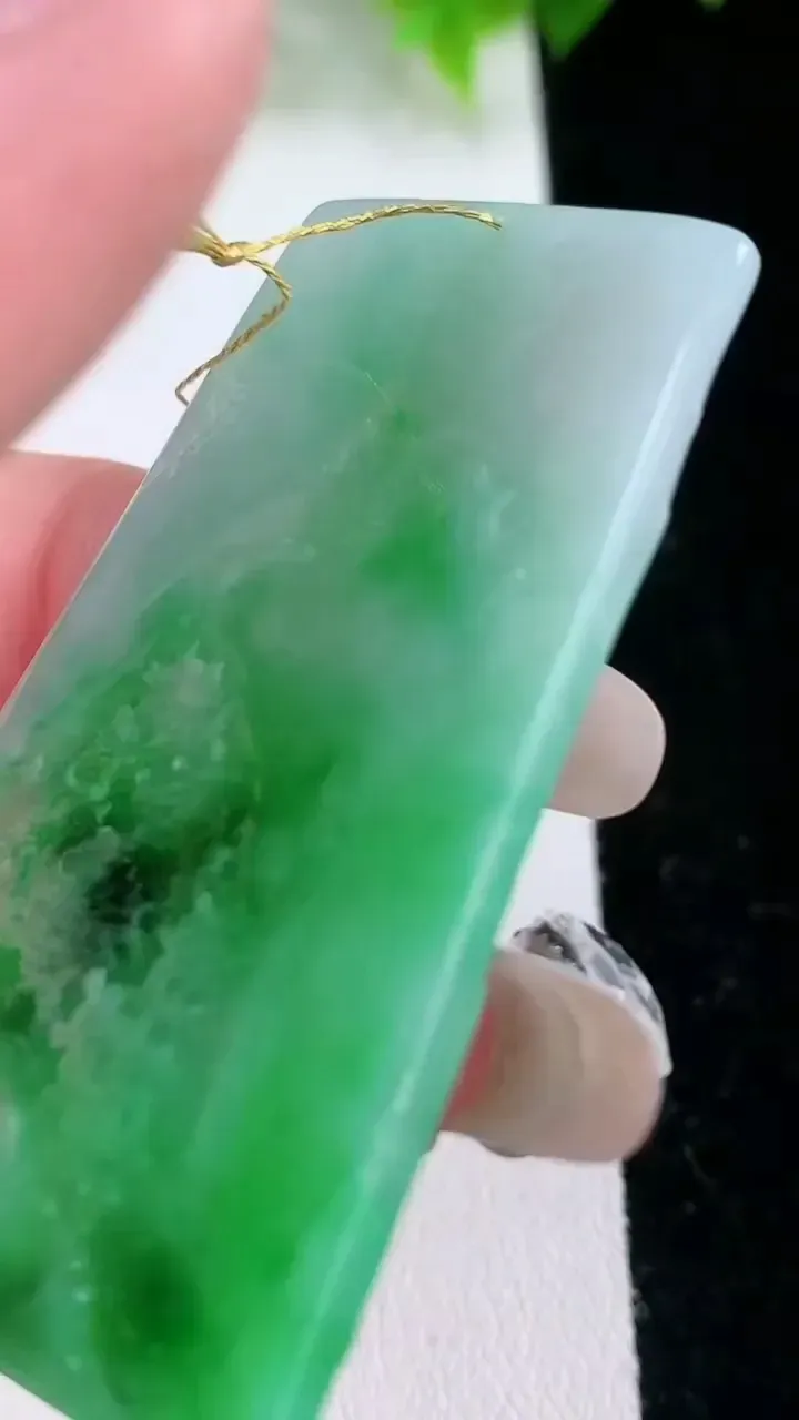 天然A货翡翠山水牌吊坠，尺寸52.7-30.2-4.3，重量:18.32g
2月5日