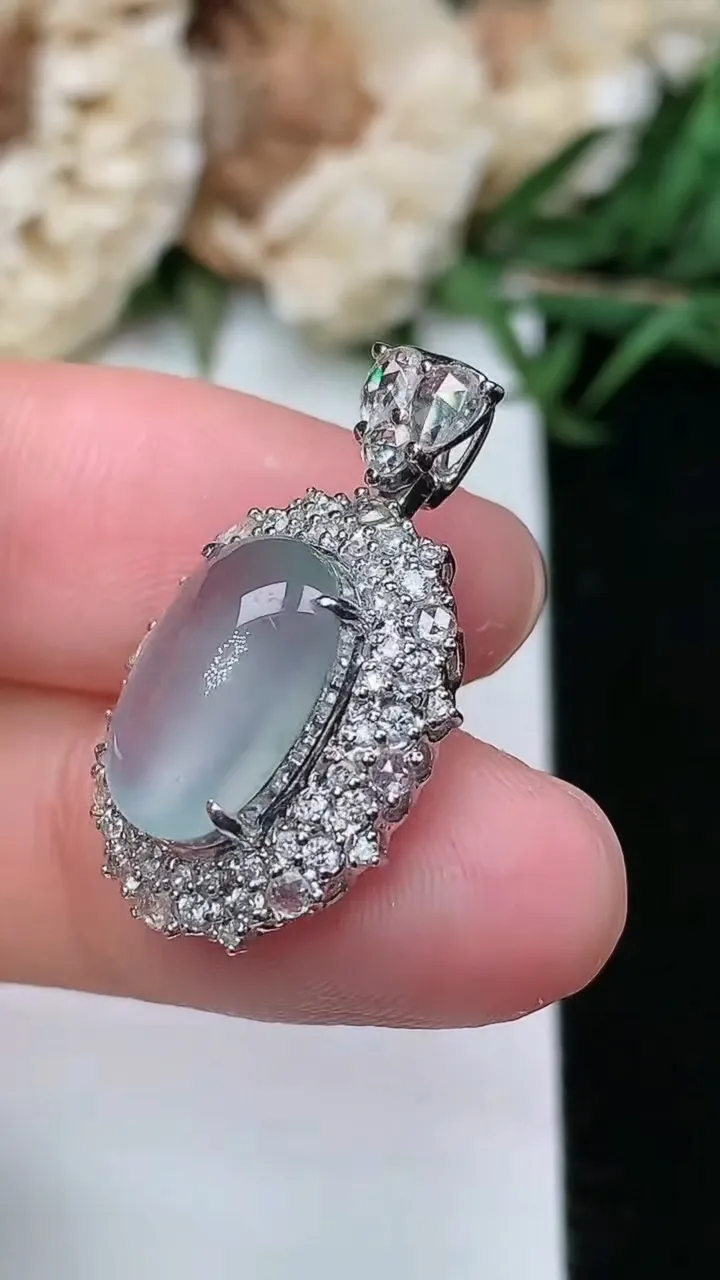 天然A货翡翠白冰蛋面吊坠，尺寸25-14.7-9，裸石12.3-8.2，重量:3.34g
2月5日