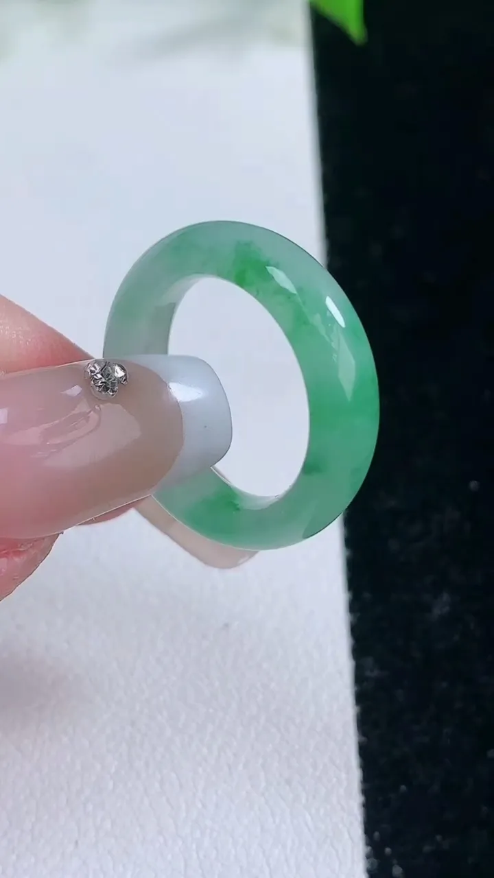 天然A货翡翠指环戒指，尺寸15.4-5-2.8，重量:2.28g2026年2月5日
工厂直销收藏佳品
