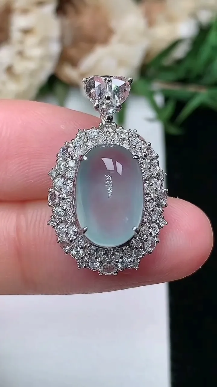 天然A货翡翠白冰蛋面吊坠，尺寸25-14.7-9，裸石12.3-8.2，重量:3.34g
2月5日