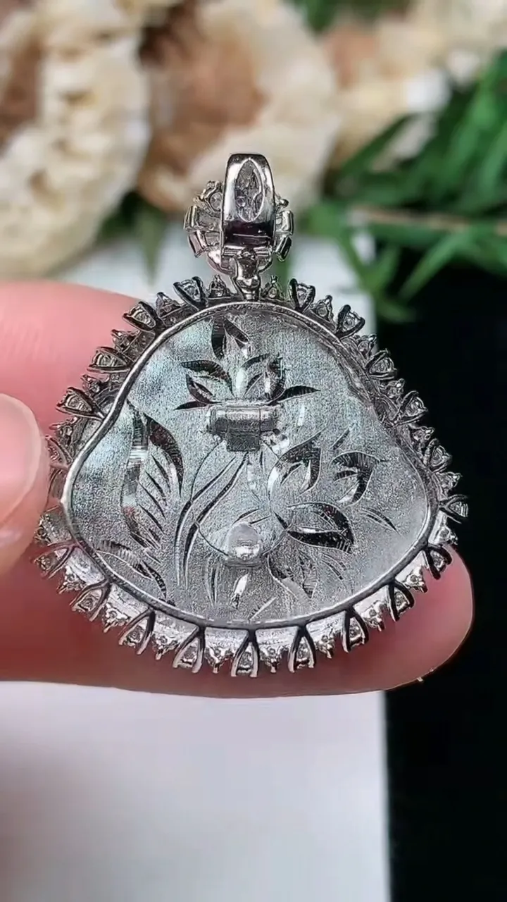 天然A货翡翠佛公吊坠，尺寸30.2-26.6-9.8，裸石19.4-23.3，重量:7.30g
2月5日