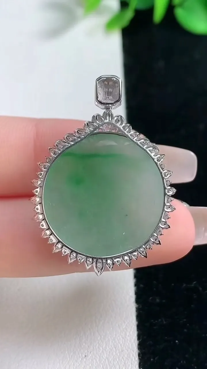 天然A货翡翠无事牌吊坠，尺寸35.5-25.5-7.5，裸石22.6重量:7.40g
2月5日