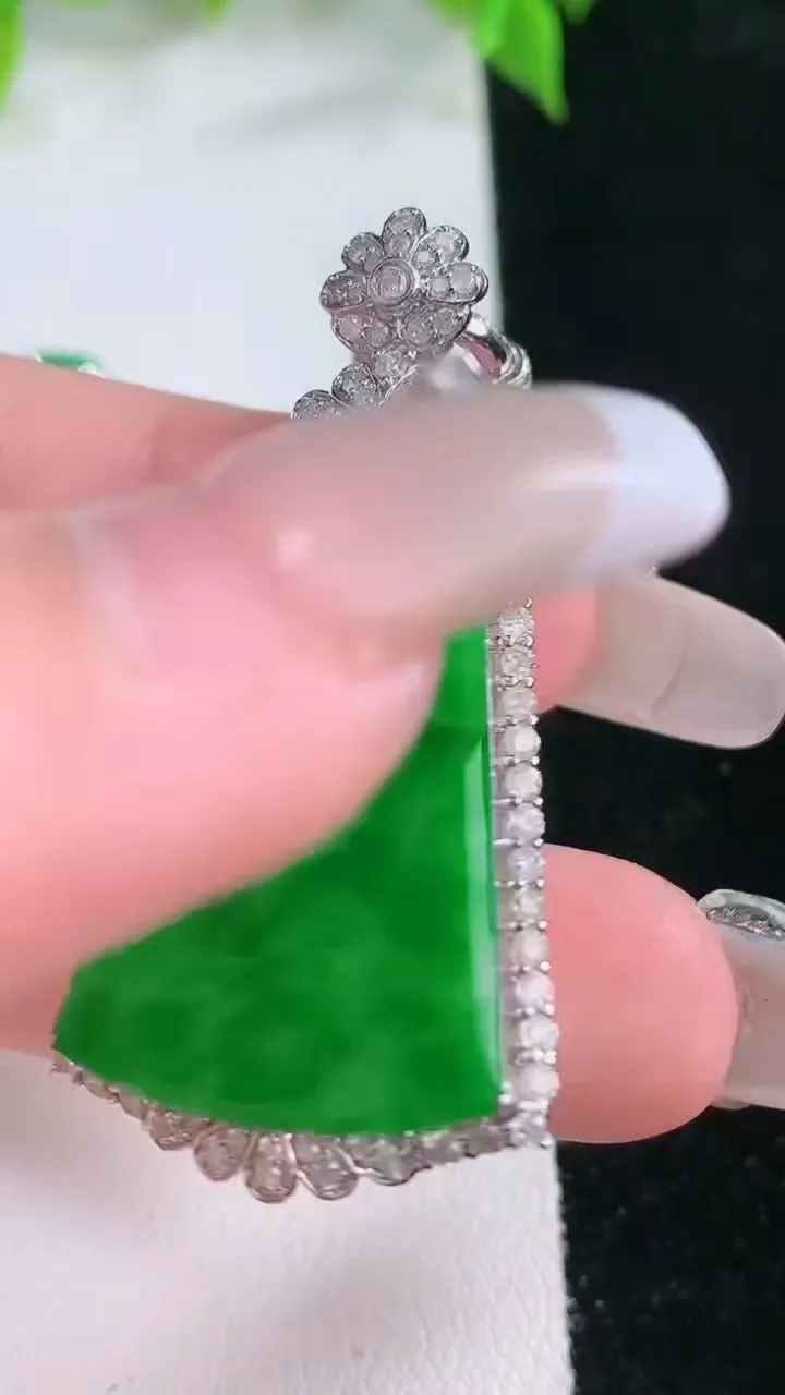 天然A货翡翠无事牌吊坠，尺寸45-22.5-8，裸石28.8-20.6重量:18.81g
2月5日