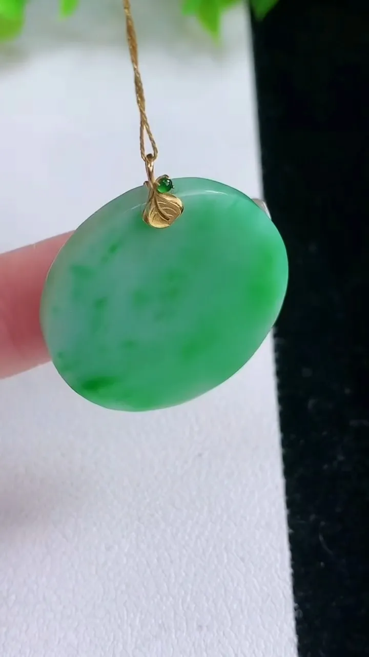 天然A货翡翠无事牌吊坠，尺寸27.3-3.4，重量:7.16g
2月5日
