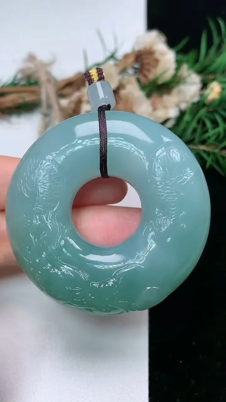 天然A货翡翠祥龙 平安环吊坠，尺寸52.3-12，重量:63.82g
2月5日