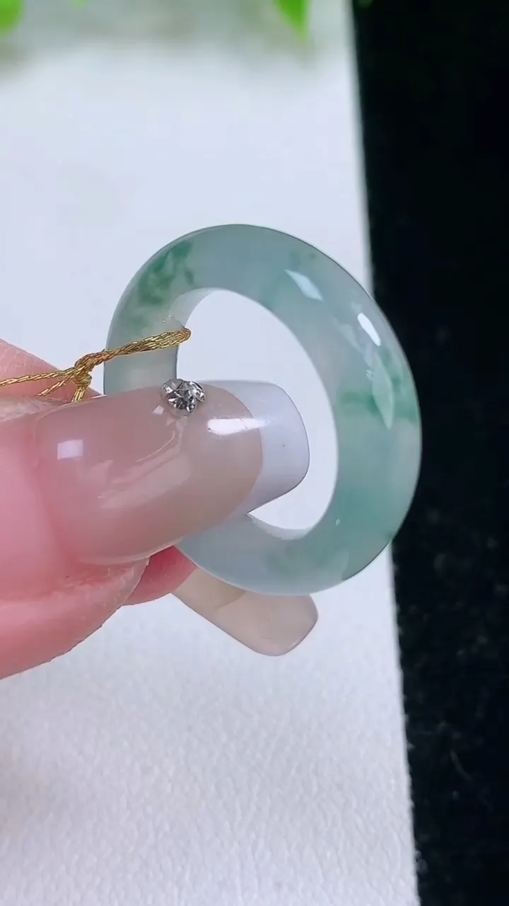 天然A货翡翠冰种飘花指环戒指，尺寸16.5-5-3.3，重量:4.01g2026年2月5日
工厂直销