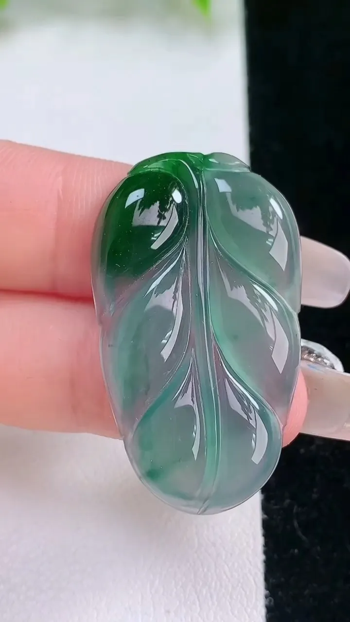 天然A货翡翠蓝水金枝玉叶 叶子吊坠，尺寸37-22-3.5，重量:5.92g
2月5日