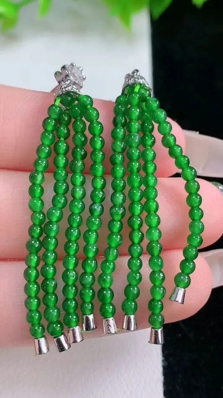 天然A货翡翠小米珠耳坠，尺寸2.3，重量:7.17g2月5日
工厂直销收藏佳品,种好水足，色泽均匀，有种有色，上手高大气！