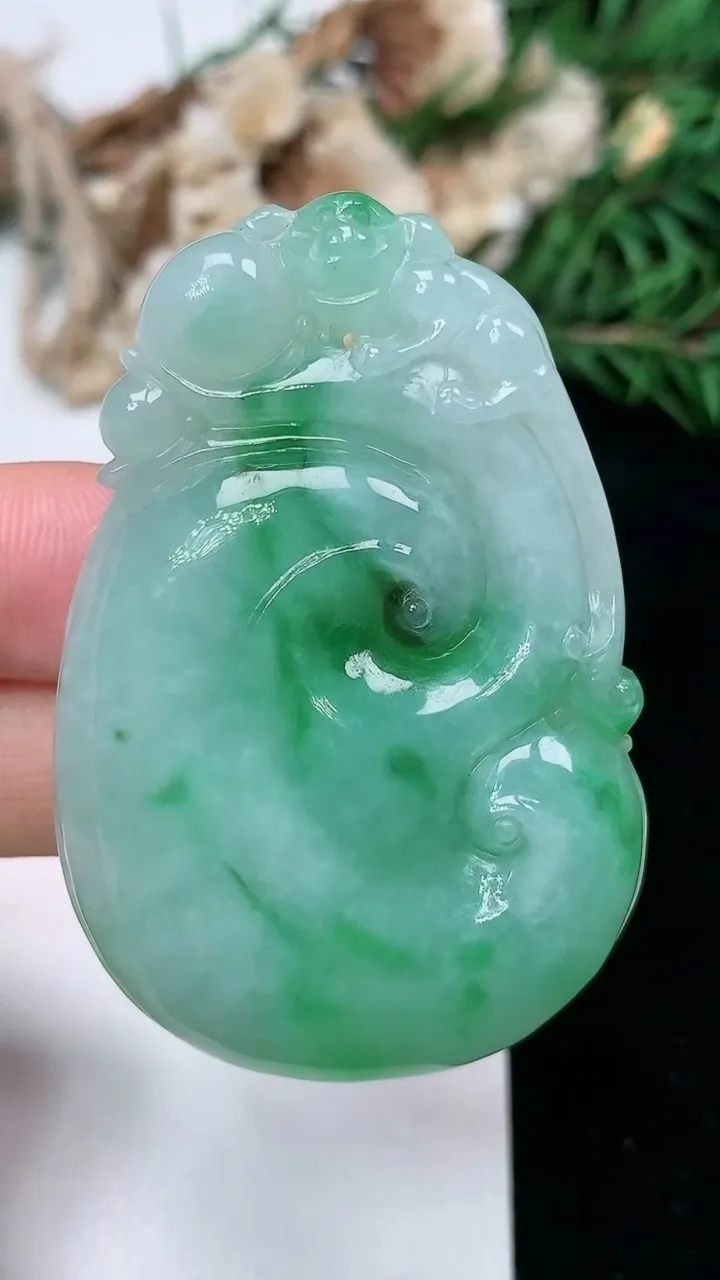天然A货翡翠如意吊坠，尺寸52.8-35.3-8.3，重量:29.73g
2月5日