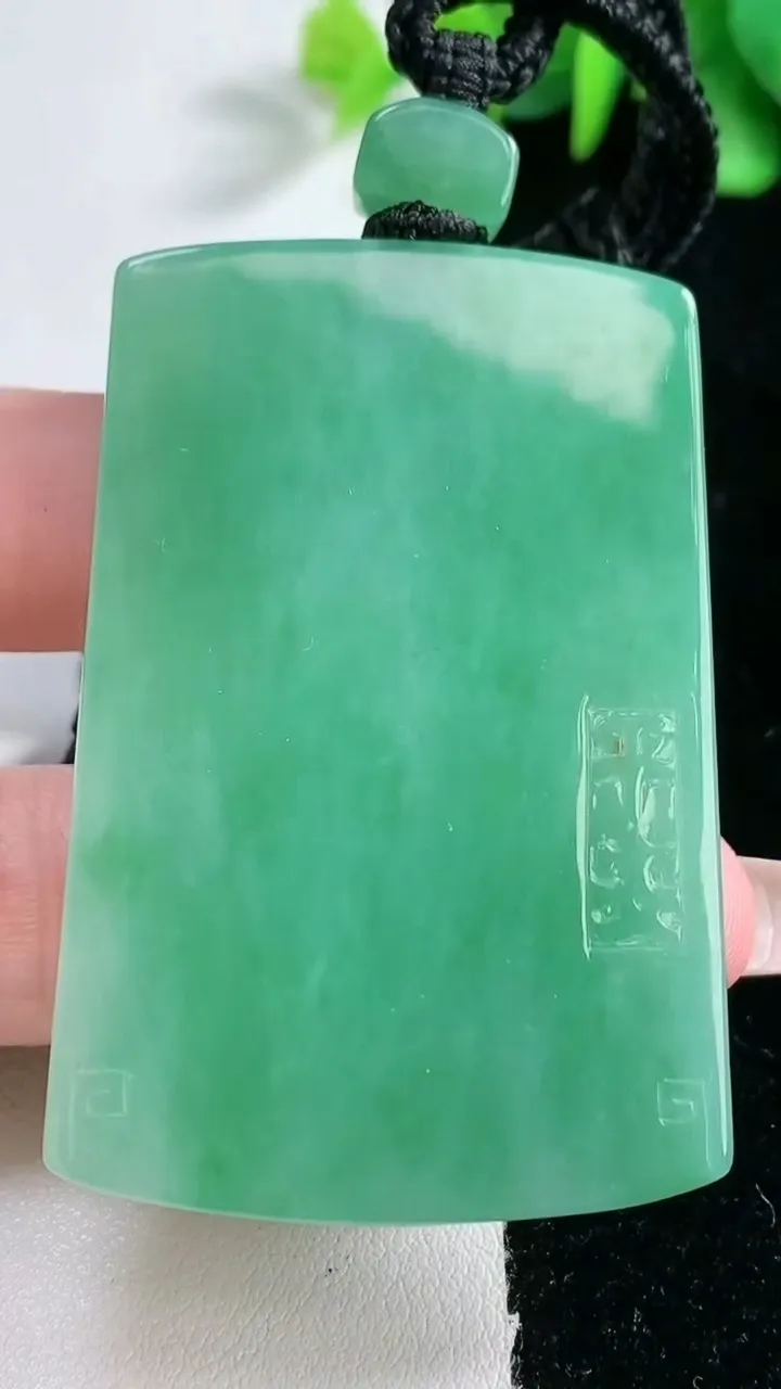 天然A货翡翠仿古无事牌吊坠，尺寸56.2-37.4-6.5，重量:43.52g
2月5日