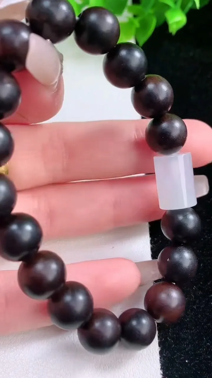 天然A货翡翠路路通檀香圆珠手串，尺寸13.3-9.3，重量:13.12g
2月5日