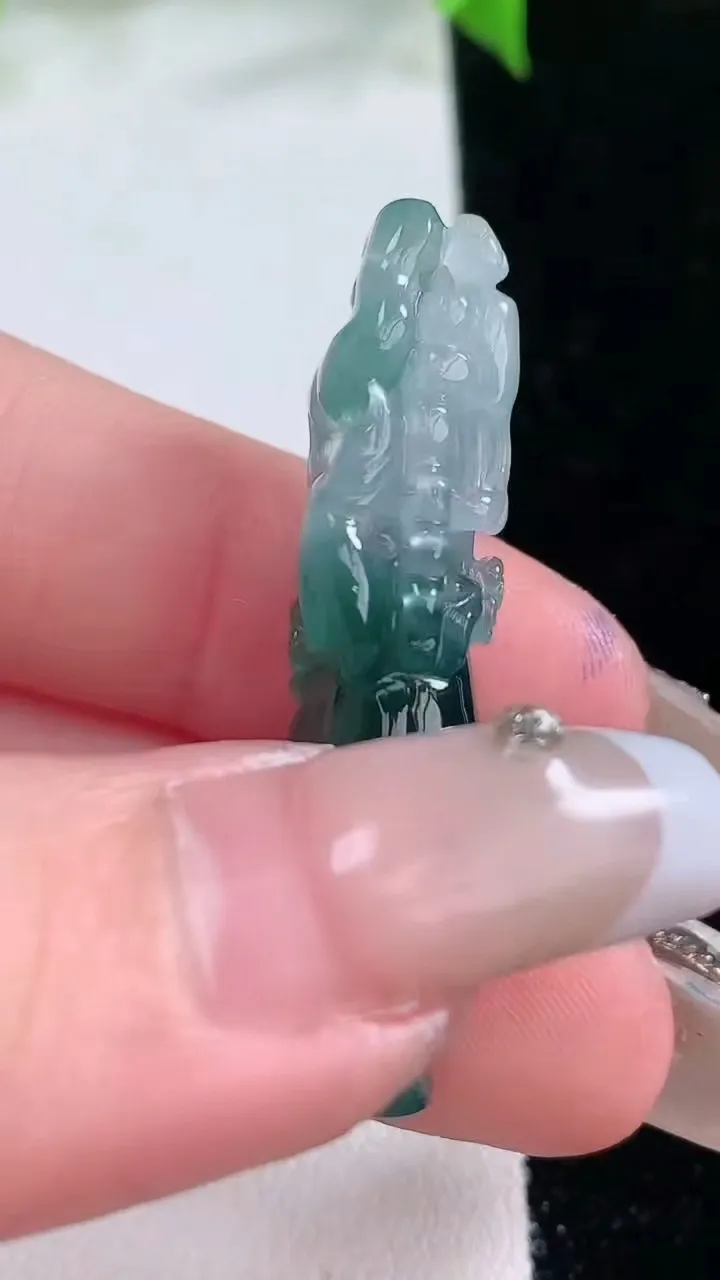 天然A货翡翠冰种飘花鸟语花香花瓶吊坠，尺寸40.5-9.7-10.5，重量:7.32g
2月5日