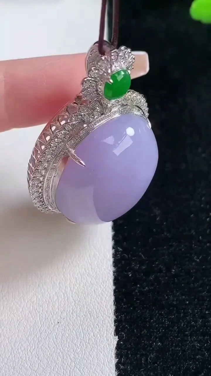 天然A货翡翠18K金紫罗兰蛋面吊坠，尺寸44.4-28.7-18，裸石25.3-22.3重量:20.29g
2月5日