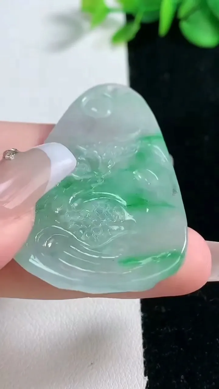 天然A货翡翠山水牌吊坠，尺寸48-33.5-4.8，重量:14.52g
2月5日