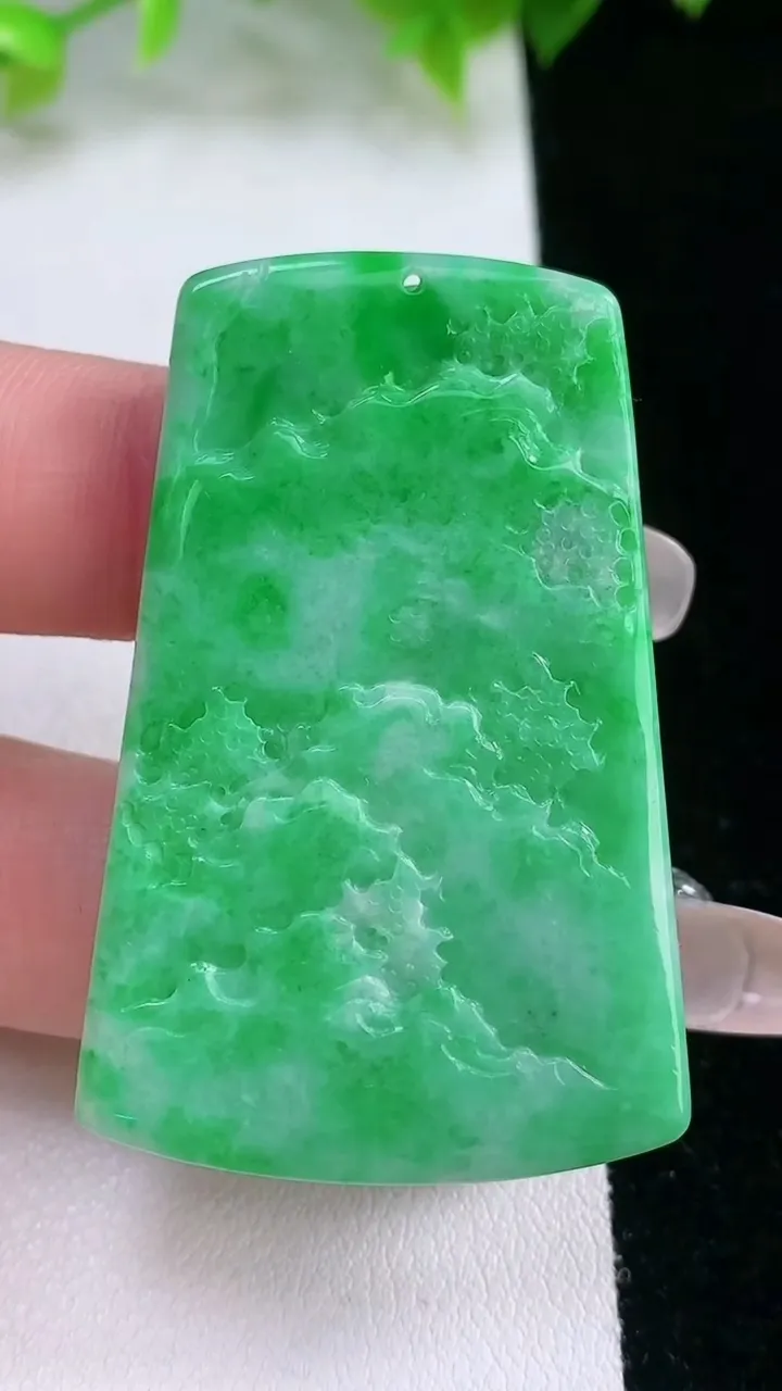 天然A货翡翠山水牌吊坠，尺寸48-31.2-5.5，重量:20.49g
2月5日