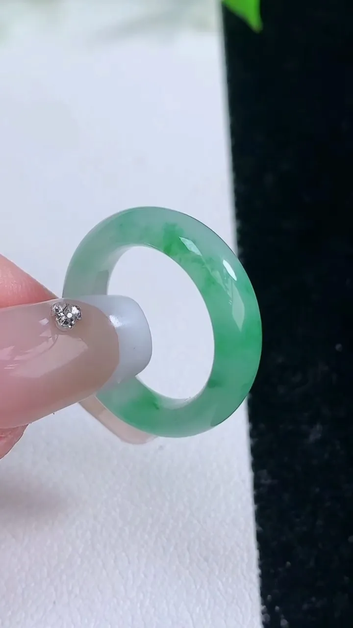 天然A货翡翠指环戒指，尺寸15.4-5-2.8，重量:2.28g2026年2月5日
工厂直销收藏佳品,种好水足，色泽均匀，有种有色，上手高大气！