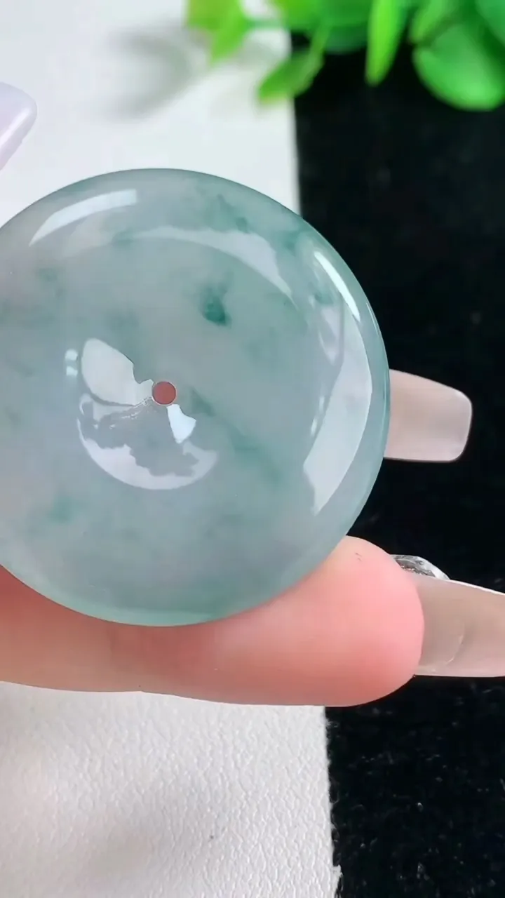 天然A货翡翠冰种飘花平安扣吊坠，尺寸35.7-5.6，重量:15.50g
2月5日