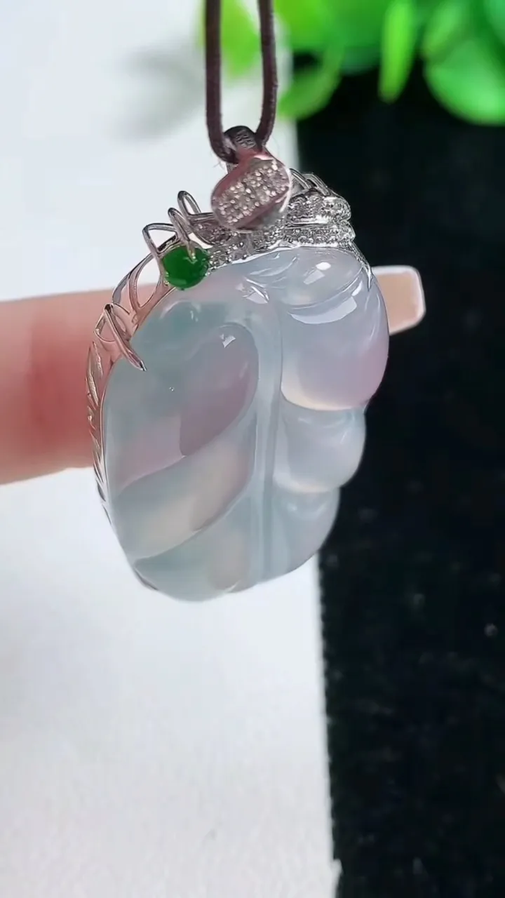 天然A货翡翠种紫罗兰金枝玉叶 叶子吊坠，尺寸36.3-21.3-8.2，重量:10.14g
2月5日