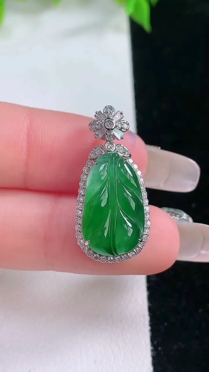 天然A货翡翠金枝玉叶 叶子吊坠，尺寸26.8-12.3-7.8，裸石17-10重量:3.30g
2月5日