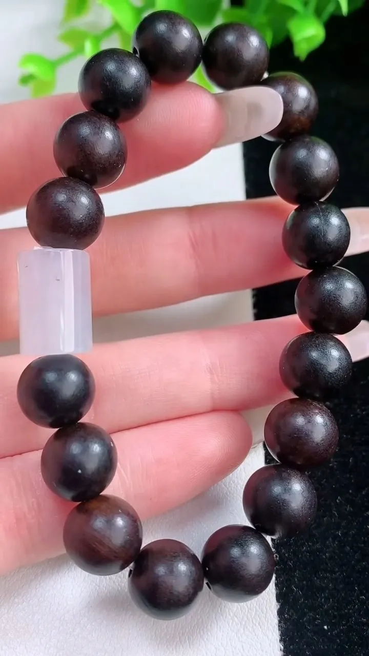 天然A货翡翠路路通檀香圆珠手串，尺寸13.3-9.3，重量:13.12g
2月5日