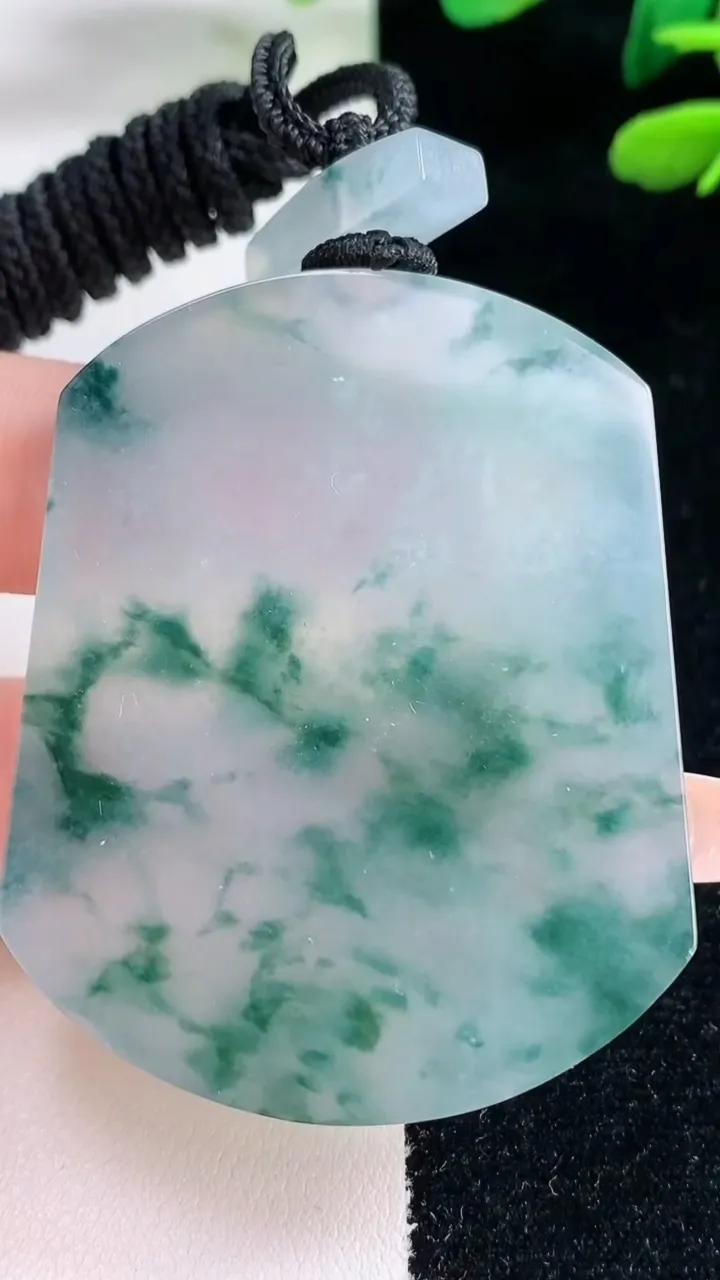 天然A货翡翠种飘花无事牌吊坠，尺寸53-42-5.7，重量:42.12g
2月5日