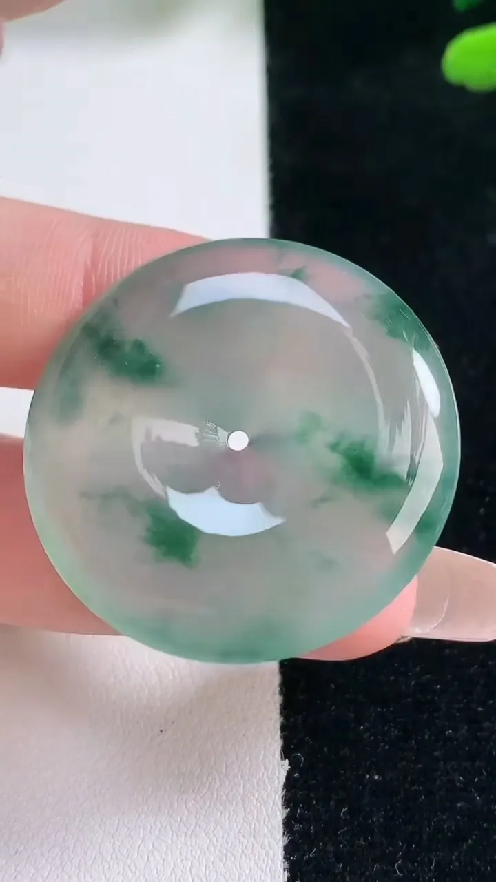 天然A货翡翠种飘花平安扣吊坠，尺寸34.3-5.5，重量:13.15g
2月5日