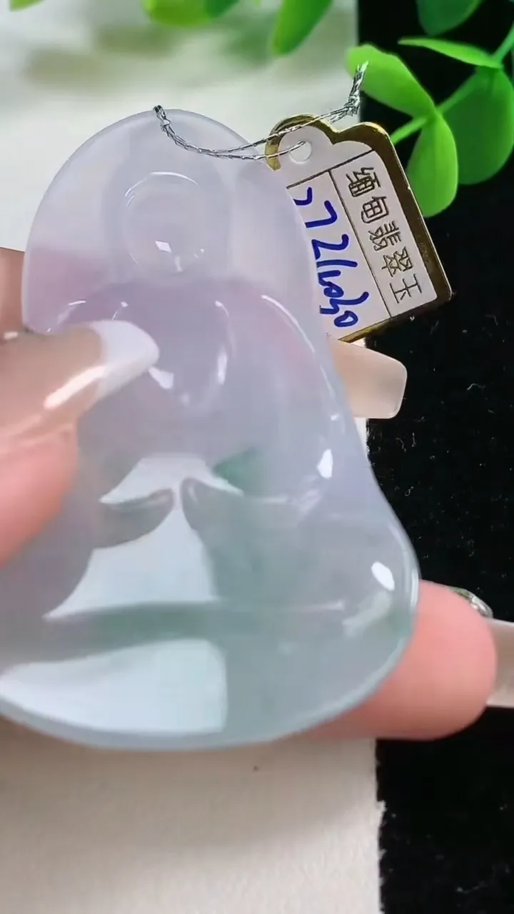 天然A货翡翠种飘花观音菩萨吊坠，尺寸64.6-36.3-6.9，重量:27.45g
2月5日