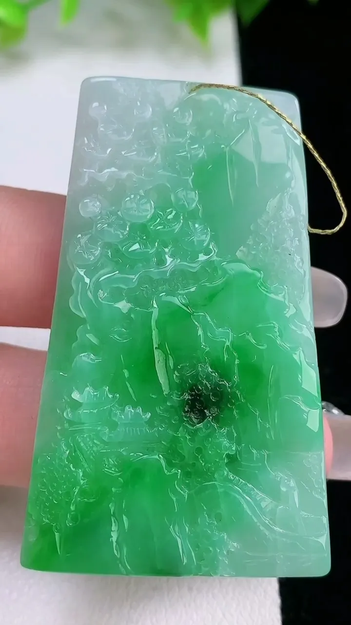 天然A货翡翠山水牌吊坠，尺寸52.7-30.2-4.3，重量:18.32g
2月5日