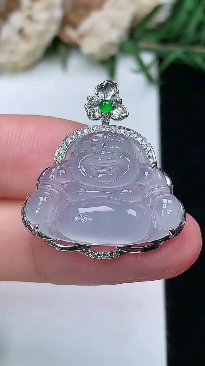 天然A货翡翠白冰佛公吊坠，尺寸26.2-23.8-7.2，裸石16.4-22，重量:3.88g
2月5日