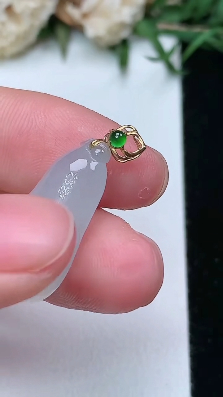 天然A货翡翠福瓜吊坠，尺寸22-12.8-6.8，重量:3.29g
2月5日