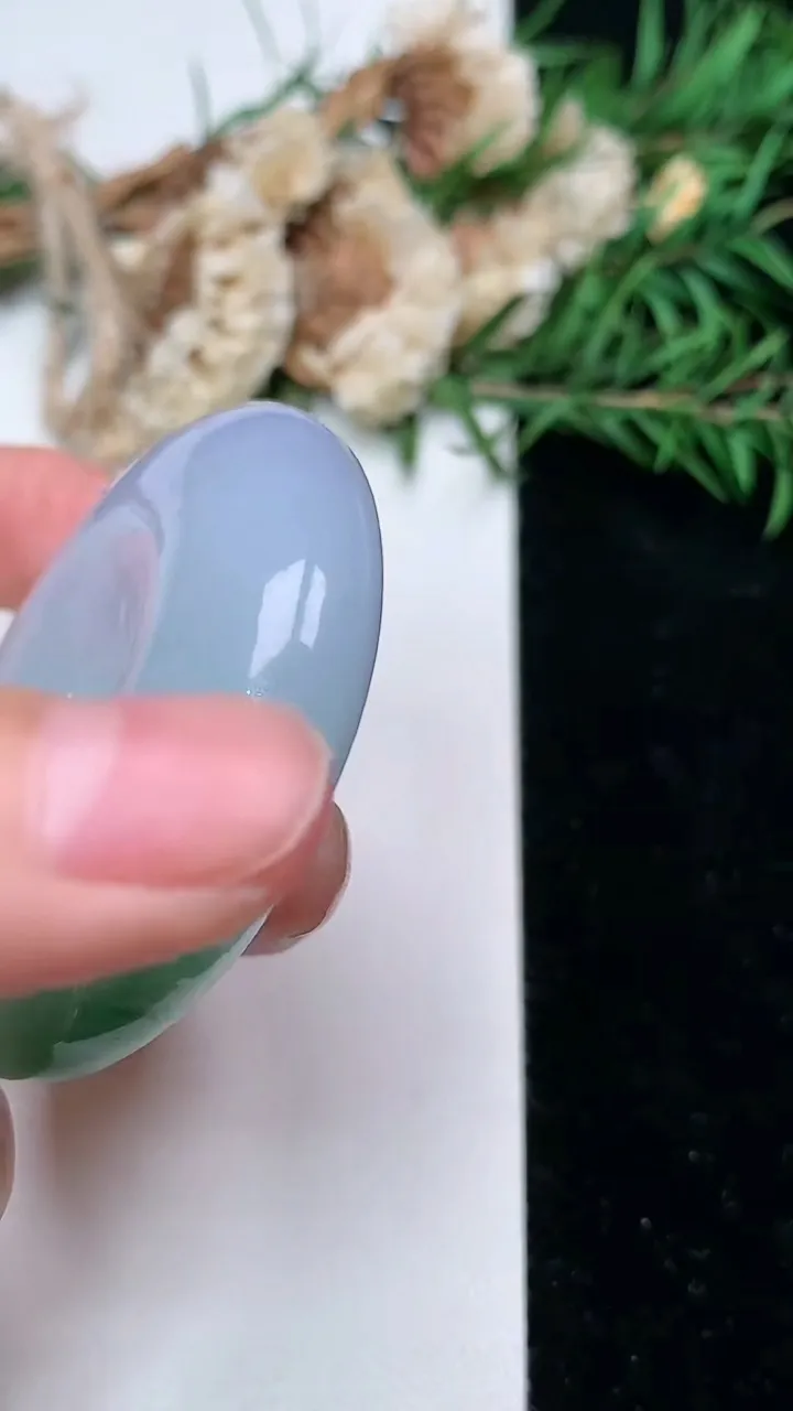 天然A货翡翠平安扣吊坠，尺寸47.8-13.2，重量:60.00g
2月5日