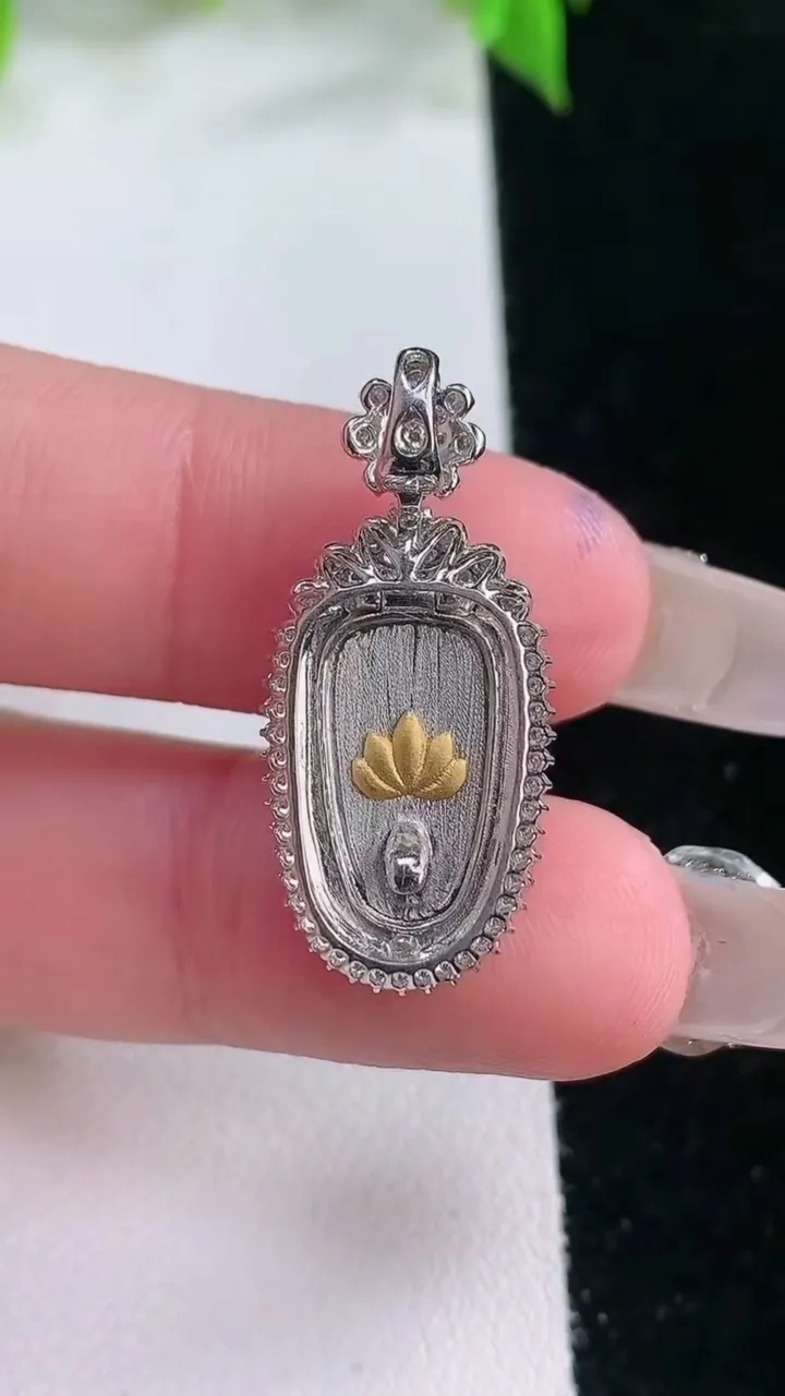 天然A货翡翠金枝玉叶 叶子吊坠，尺寸28.3-12.2-6.6，裸石15.8-9重量:3.07g
2月5日