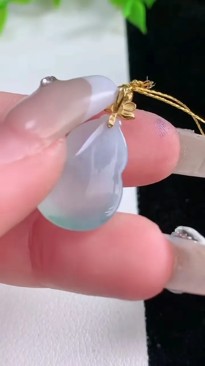 天然A货翡翠种飘花葫芦吊坠，尺寸18-14-5.8，重量:2.78g
2月5日