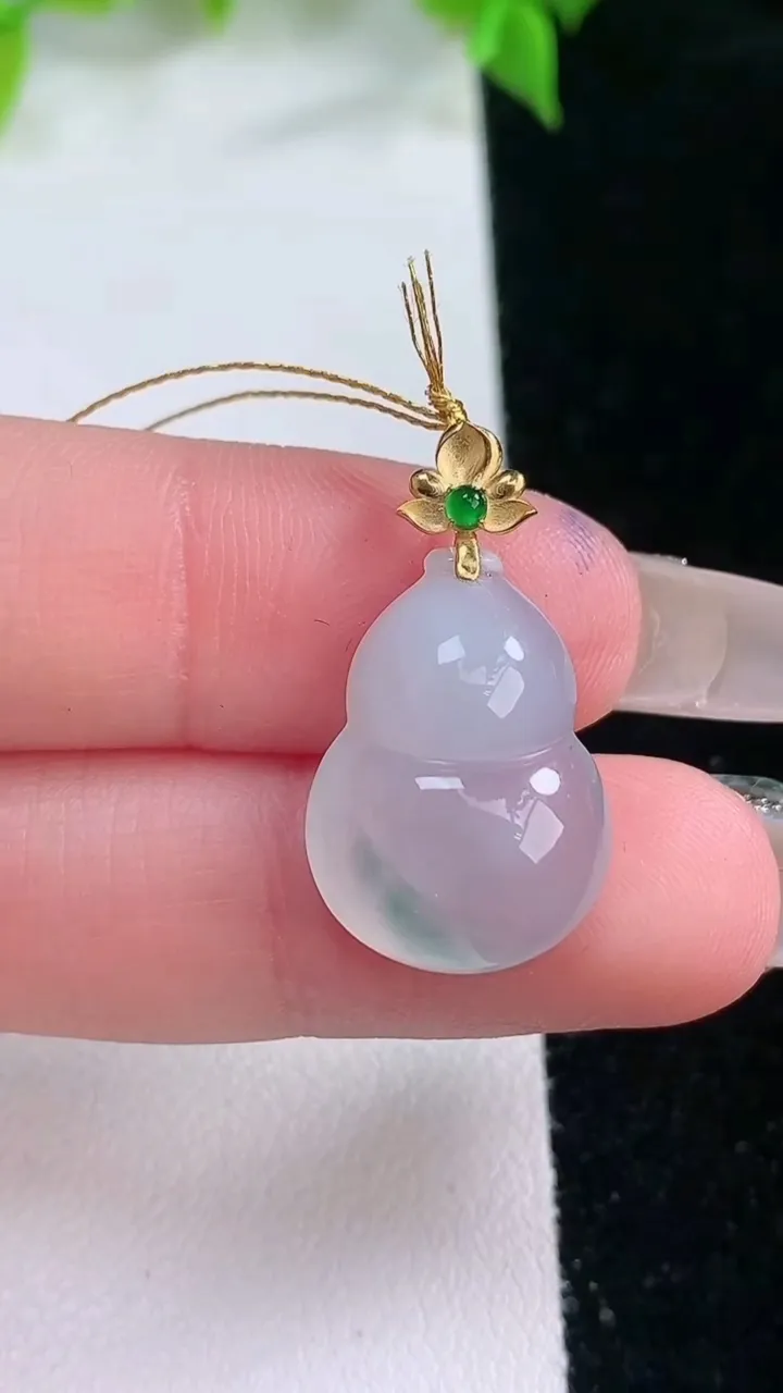 天然A货翡翠种飘花葫芦吊坠，尺寸18-14-5.8，重量:2.78g
2月5日