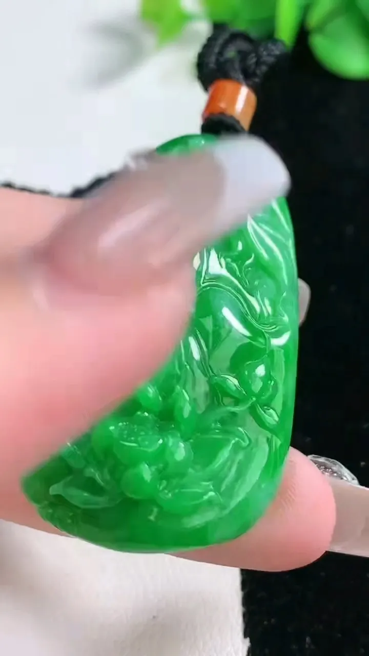 天然A货翡翠和和美美 荷叶鱼吊坠，尺寸48.8-28.6-13.6，重量:37.05g
2月5日