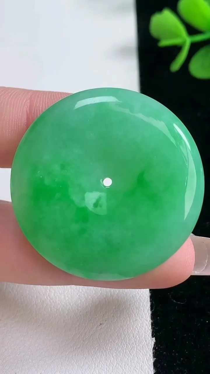 天然A货翡翠平安扣吊坠，尺寸35-5.4，重量:14.99g
2月5日