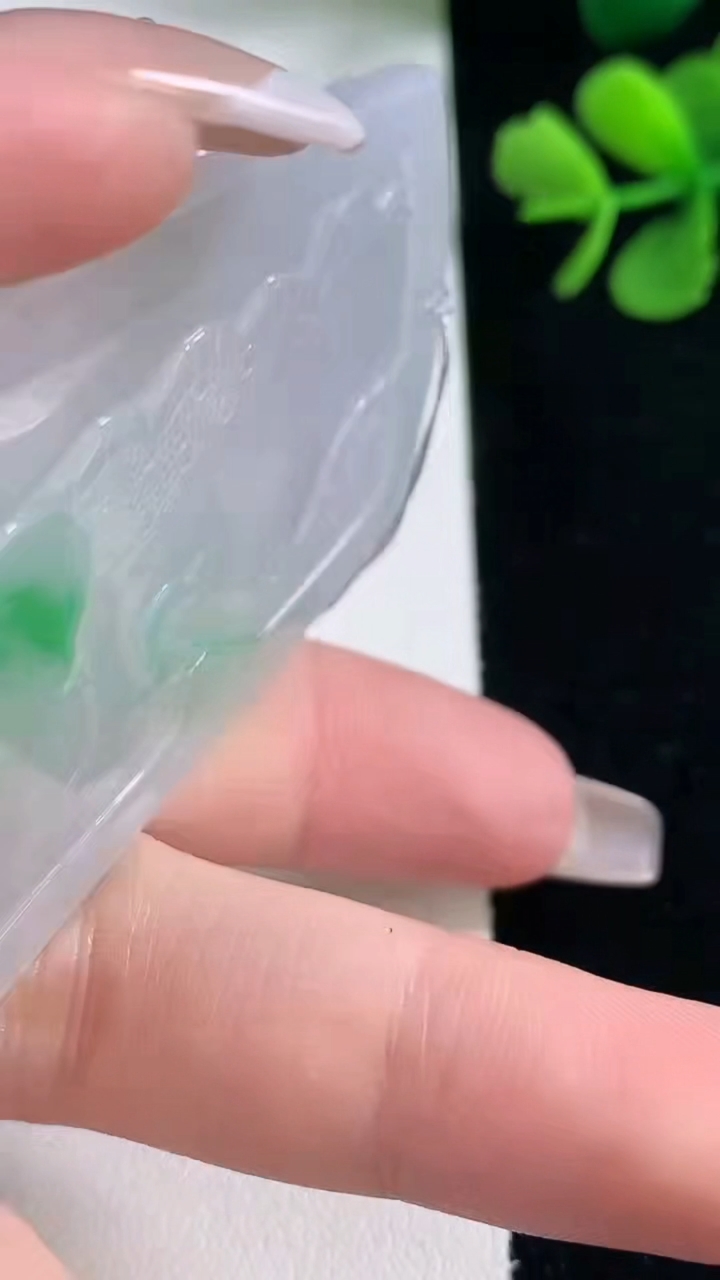 天然A货翡翠龙牌吊坠，尺寸65.2-44-7.3，重量:42.57g
2月5日