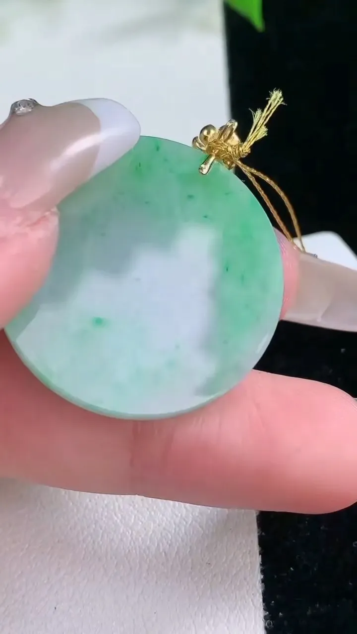 天然A货翡翠无事牌吊坠，尺寸28.4-2.6，重量:6.78g
2月5日